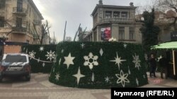 В Симферополе начали устанавливать главную елку города