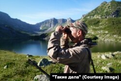 Вадим высматривает сурка. Фото: Владимир Киселев