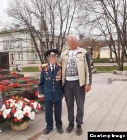 Лев с ветераном Великой Отечественной войны у воинского памятника