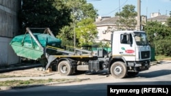 Погрузка мусорного контейнера в одном из дворов Севастополя, архивное фото