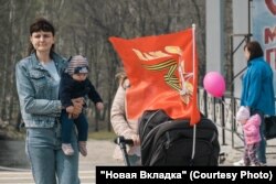 Многие семьи пришли на митинг с детьми, нарядив их в военную форму и выдав игрушечное оружие