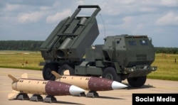 Американская реактивная система залпового огня на колесном шасси M142 HIMARS и твердотопливная тактическая баллистическая ракета класса земля — земля ATACMS