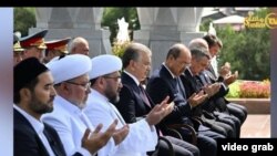 Prezident Shavkat Mirziyoyev, muftiy Nuriddin Xoliqnazarov, Bosh vazir Abdulla Aripov va boshqa rasmiylar Toshkentdagi "Shahidlar xotirasi" xiyobonidagi marosimda. 31-avgust, 2023 .