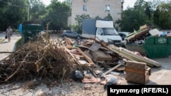 Мусор в одном из дворов Севастополя, архивное фото