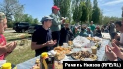 Қазақстандағы Қырым татарлары сталиндік қуғын-сүргін құрбандарына құран бағыштап отыр. 2024 жылдың мамыр айы.