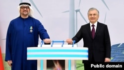 Prezident Shavkat Mirziyoyev xorijiy investorlar ishtirokida amalga oshirilgan Quyosh fotoelektr stansiyasini ishga tushirish marosimida.