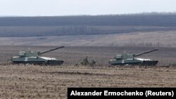 Ukraina sharqidagi rus tanklari.