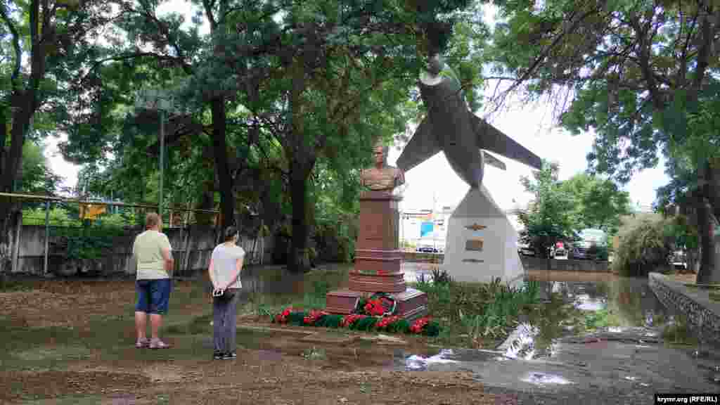 Бюст военному летчику, дважды Герою Советского Союза, крымскому татарину Амет-Хану Султану открыт в мае 2019 года. Он находится не на Аллее героев, а в дальнем уголке парка