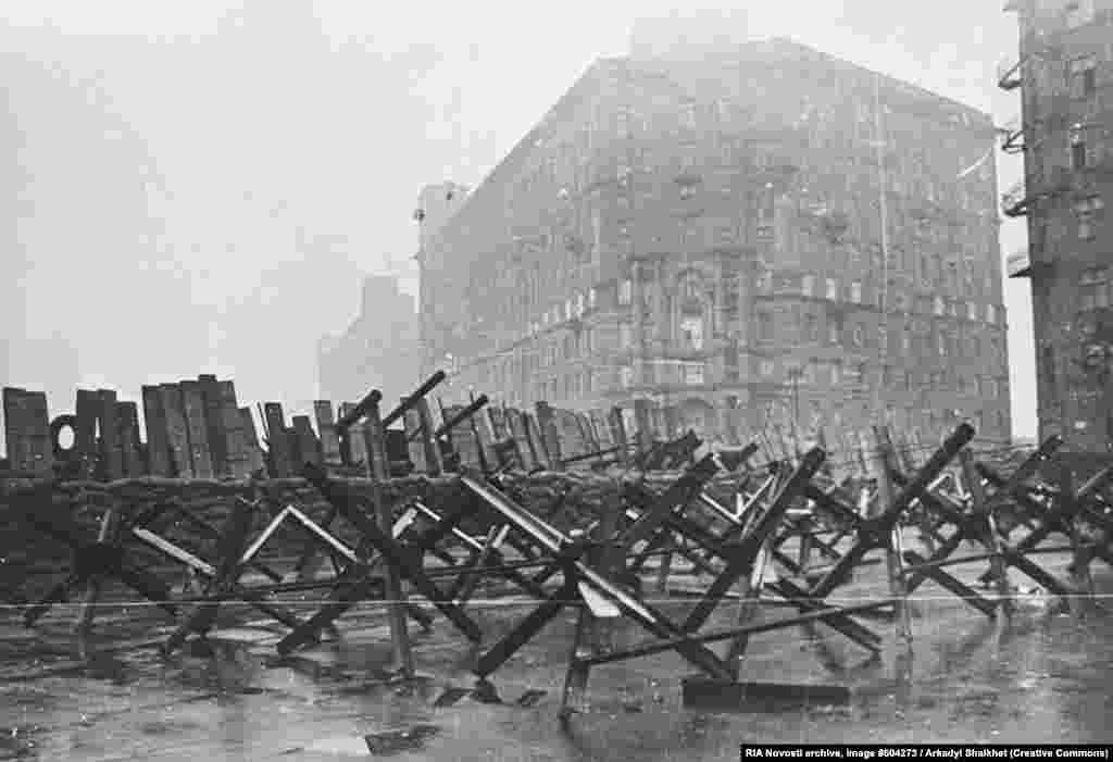 Противотанковые ежи&nbsp;на улицах Москвы во время наступления гитлеровцев в 1941 году и в центре Киева в 2022 году