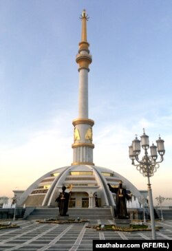 Ashxoboddagi monument