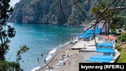 Пляж в южнобережном поселке Партенит близ Алушты, иллюстрационное фото