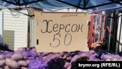 Продукты из оккупированной российскими войсками Херсонской области на рынке в Керчи, Крыме, май 2022 года