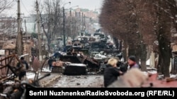 Уничтоженная российская техника заблокировала улицу Вокзальную в городе Буча под Киевом. Российским войскам не удалось окружить или захватить столицу Украины, и в конце концов они отошли из региона