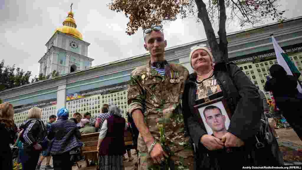 Боевой побратим Игорь Шемочек и Надежда &ndash; мать погибшего Максима Харченко, воина 42-го батальона территориальной обороны &laquo;Рух Опору&raquo; из добровольцев Кировоградской области. Парень погиб в Иловайском котле