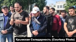 Активисты под зданием суда, 13 мая 2019 года