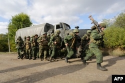 Войска пророссийских сепаратистов оставляют свои позиции во время разведения сил в селе Петровско Донецкой области, 3 октября 2016 года