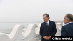 Prezident Shavkat Mirziyoyev “O‘zgidroenergo” rahbari Abdug‘ani Sanginov bilan. Sardoba, May, 2020