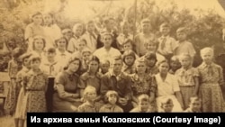 Село Вьюны, 1957 год, Валентина – крайняя слева в среднем ряду