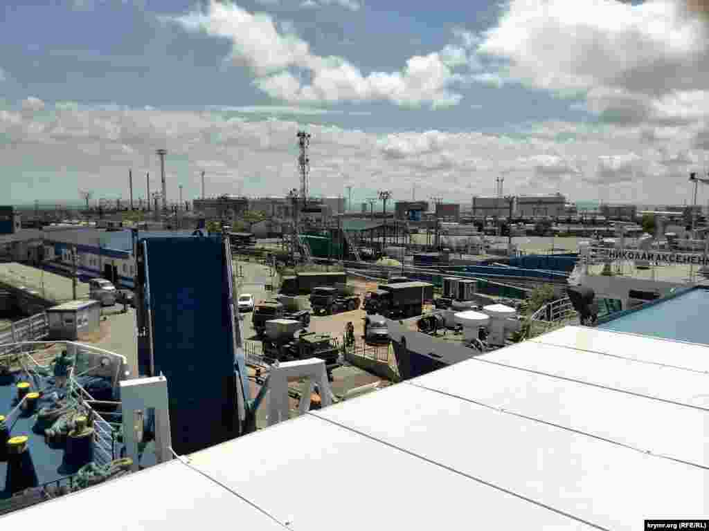 Ukraine, Crimea -- Military vehicles loaded on the "Port Caucasus" on the passenger ferry "Aksenenko", while hundreds of cars waiting for the ferry, 02Jun2014