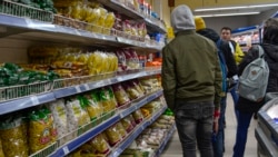 Полки с продуктами в Ялте