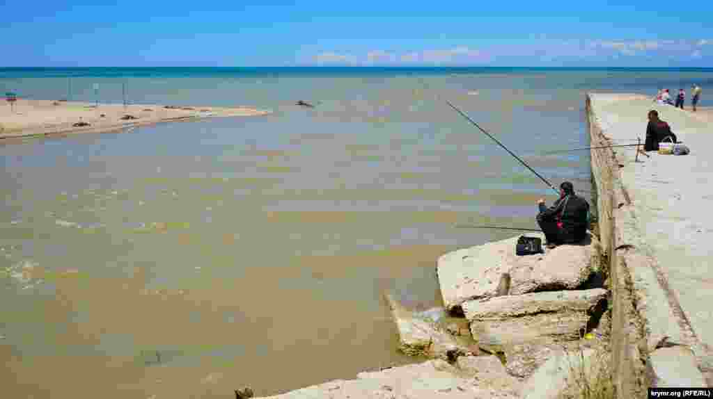 Мутные воды после затяжных дождей несет в Черное море река Альма