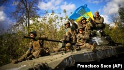 Украинские военные на дороге между Изюмом Харьковской области и городом Лиманом Донецкой области, 4 октября 2022 года