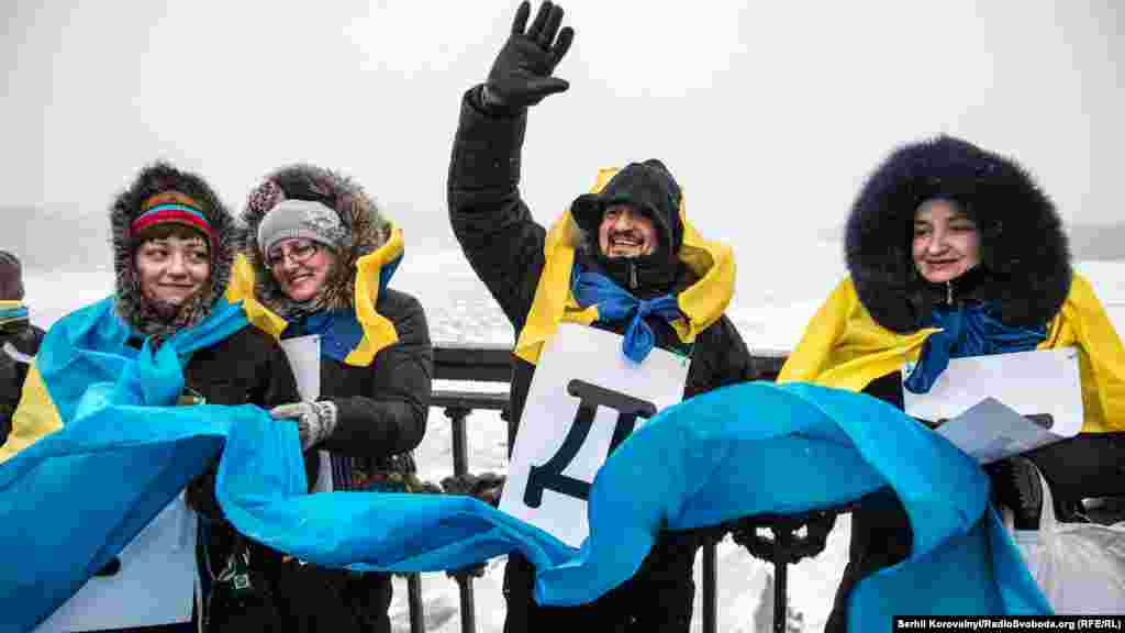 Участники собрались на левом и правом берегах Днепра в восемь утра