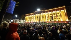 Парламент сайлауының ресми қорытындысына наразылық митингісіне қатысушылар. Тбилиси, 28 қазан, 2024 жыл.