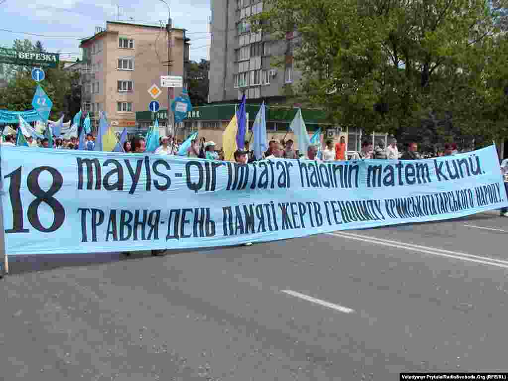 4. Год 2007-й, Симферополь, улица Кирова.&nbsp; Перед траурным митингом на площади проходит шествие центральными улицами города. Обычно и милиция, и горожане с пониманием относились к перекрытым улицам.&nbsp; 