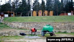 Бетономешалка на территории древнего городища, ноябрь 2018 года