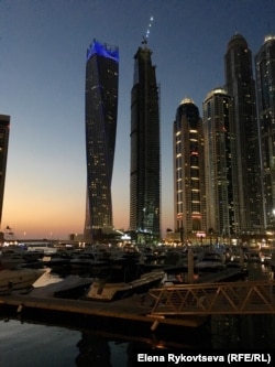 Вот он, этот район, Marina Dubai. В небоскребе с синей подсветкой якобы продают спиртное