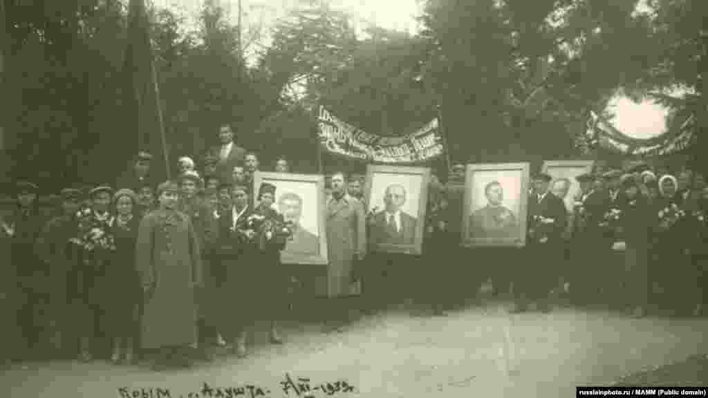 Праздничная демонстрация 7 ноября в Алуште, 7 ноября 1939