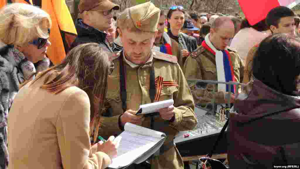 В мероприятии принимали участие актеры, одетые в военную форму советской армии времен Второй мировой войны. На привокзальной площади разместили старую военную технику