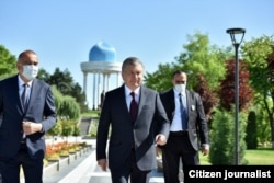 Mirziyoyev orqasidagi haykal uning talabiga ko‘ra "burib" qo‘yilgan