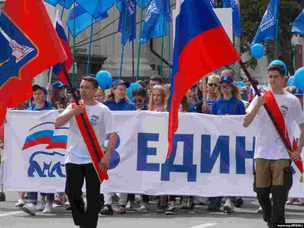 На демонстрацию, организованную российским правительством Севастополя, вышли чиновники, сотрудники бюджетной сферы.&nbsp;Учащиеся ВУЗов, детских садов и школ, персонал лечебных и социальных учреждений, активисты из общественных организаций всех районов города