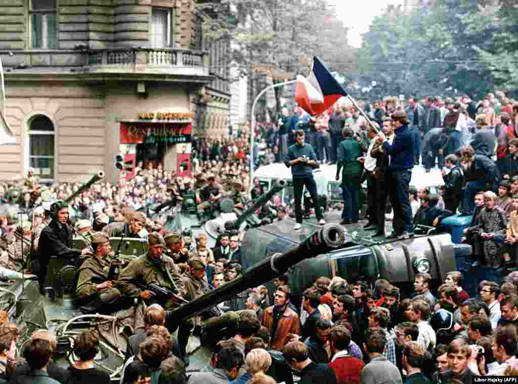 В августе 1968 года около 7 тысяч советских танков вошли в Чехословакию, чтобы свернуть демократические реформы, начатые первым секретарем чехословацкой Коммунистической партии Александром Дубчеком (так называемый &quot;социализм с человеческим лицом&quot;)