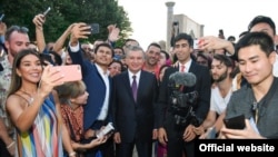 O‘zbekiston prezidenti Shavkat Mirziyoyev blogerlar bilan, 26-avgust, 2019-yil