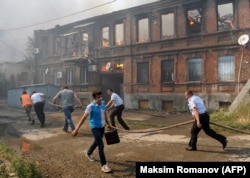 Жители и полицейские тушат пожар в Ростове-на-Дону