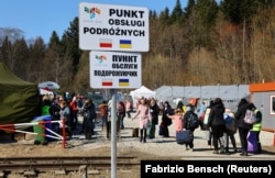 Украинские беженцы на границе с Польшей после начала войны России против Украины, 17 марта 2022 года