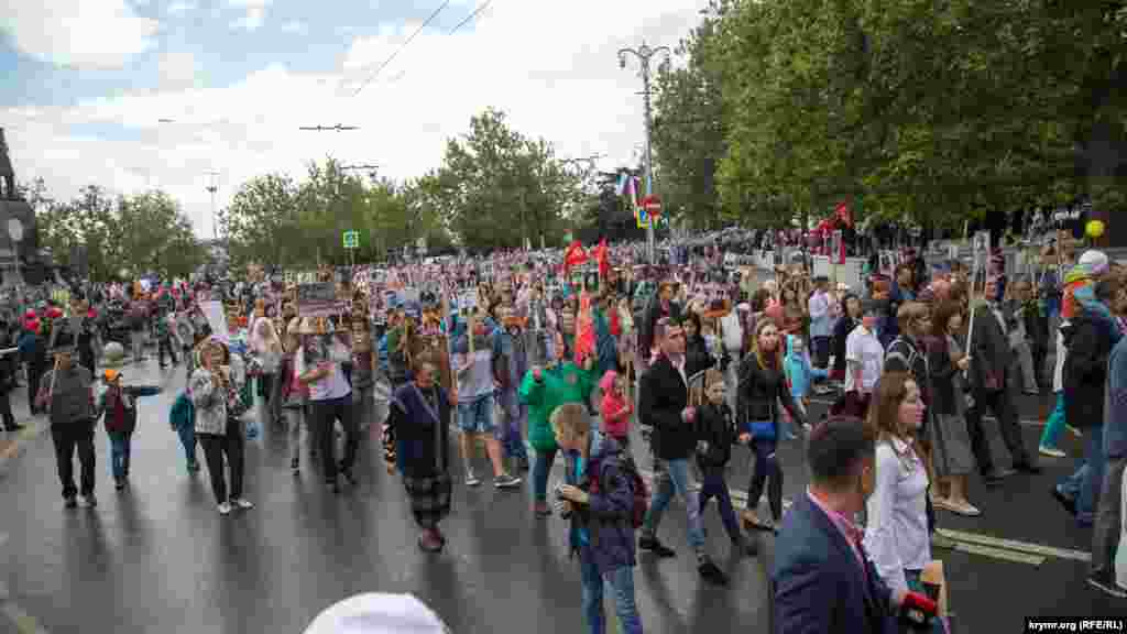 Следом за военным парадом прошли участники акции &laquo;Бессмертный полк&raquo;