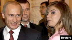 Лидер РФ Владимир Путин и гимнастка Алина Кабаева, архивное фото, 2004 год