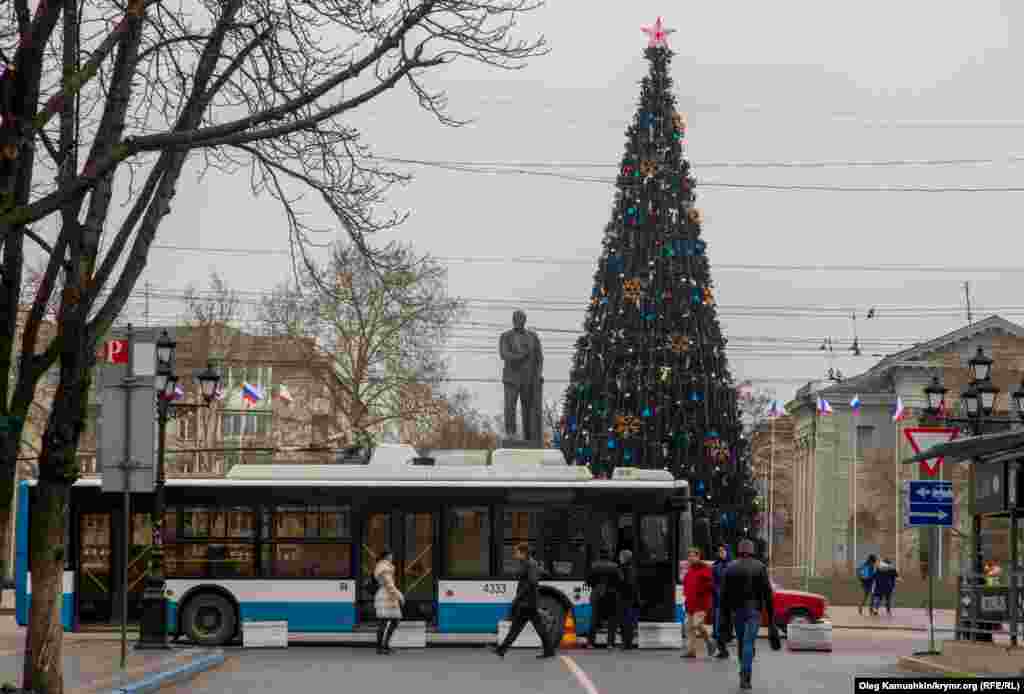 Еще одно электрифицированное место в центре Симферополя это Совет министров и центральная ёлка.