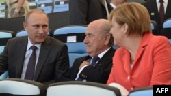 Brazilya dünya çempionatında Rusiya prezidenti Vladimir Putin, FIFA prezidenti Joseph Blatter və Almaniyanın kansleri Angela Merkel Marakanada final oyunu izləyirlər