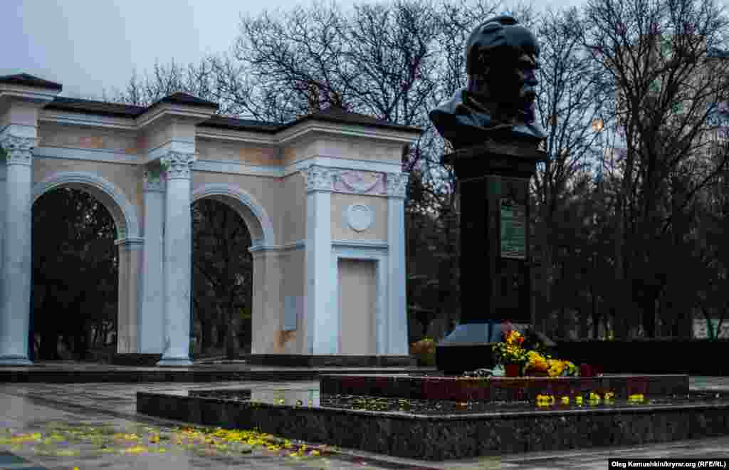 В День достоинства и свободы крымчане возложили цветы к памятнику Шевченко в Симферополе, 21 ноября 2014 года