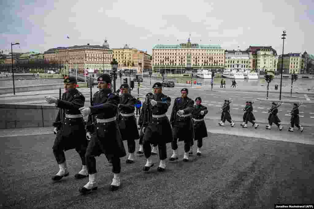 Патруль солдат Королевской гвардии Швеции возле дворца в Стокгольме, 25 марта