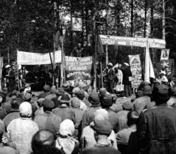 Митинг в спецпоселке, посвященный ударному сплаву леса