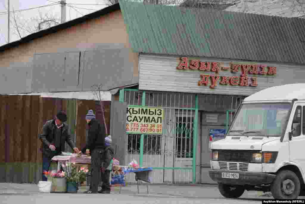 Алатау ауданы Алғабас ауылындағы гүл сатушылар. Алматы, 8 наурыз 2015 жыл.