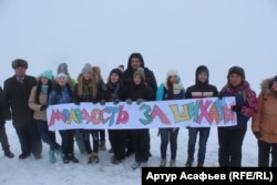 Руфина Шагапова (вторая справа) на акции в защиту гор-шихан Торатау и Юрактау под Стерлитамаком