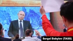 Президент России Владимир Путин (по видеосвязи) на ежегодной пресс-конференции, 17 декабря 2020 года