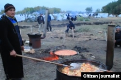 Poyezd kutayotgan muhojirlar dala oshxonasi.